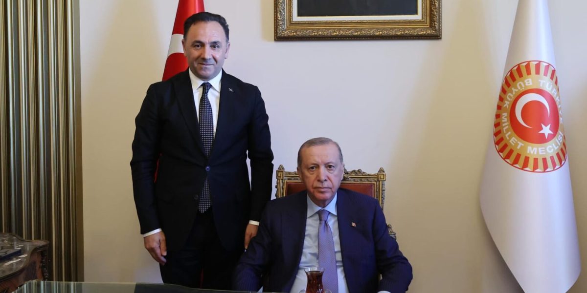 Cumhurbaşkanımız, sayın Recep Tayyip Erdoğan’a vakfımızın faaliyet ve projelerine yönelik, Genel Başkanımız tarafından sunum gerçekleştirildi.