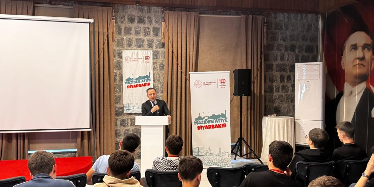 Millî Eğitim Bakanlığı tarafından lise öğrencilerine yönelik düzenlenen “Maziden Atiye” programında, Şehit Gazi ve Terörle Mücadele Vakfı Genel Başkanımız Kutbettin Ömeroğlu, “Şehitlerimiz ve Gazilerimiz” konulu söyleşisiyle gençlerle bir araya geldi.