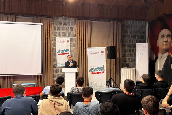 Millî Eğitim Bakanlığı tarafından lise öğrencilerine yönelik düzenlenen “Maziden Atiye” programında, Şehit Gazi ve Terörle Mücadele Vakfı Genel Başkanımız Kutbettin Ömeroğlu, “Şehitlerimiz ve Gazilerimiz” konulu söyleşisiyle gençlerle bir araya geldi.