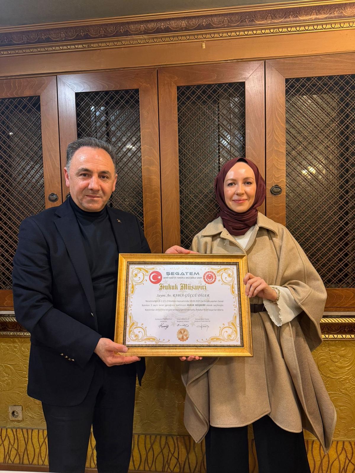 Hukuk Müşavirimiz Sayın Rabia Güçlü DİLER’e Görev Mazbatası ve plaket takdimi yapıldı.