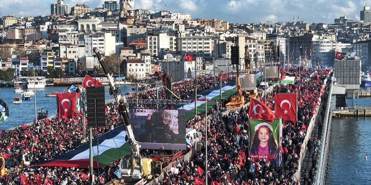 1 Ocak’ta  Yüz Binlerce Yürekle, Özgür Filistin için Galata Köprüsündeydik. Gazze’yi unutma!