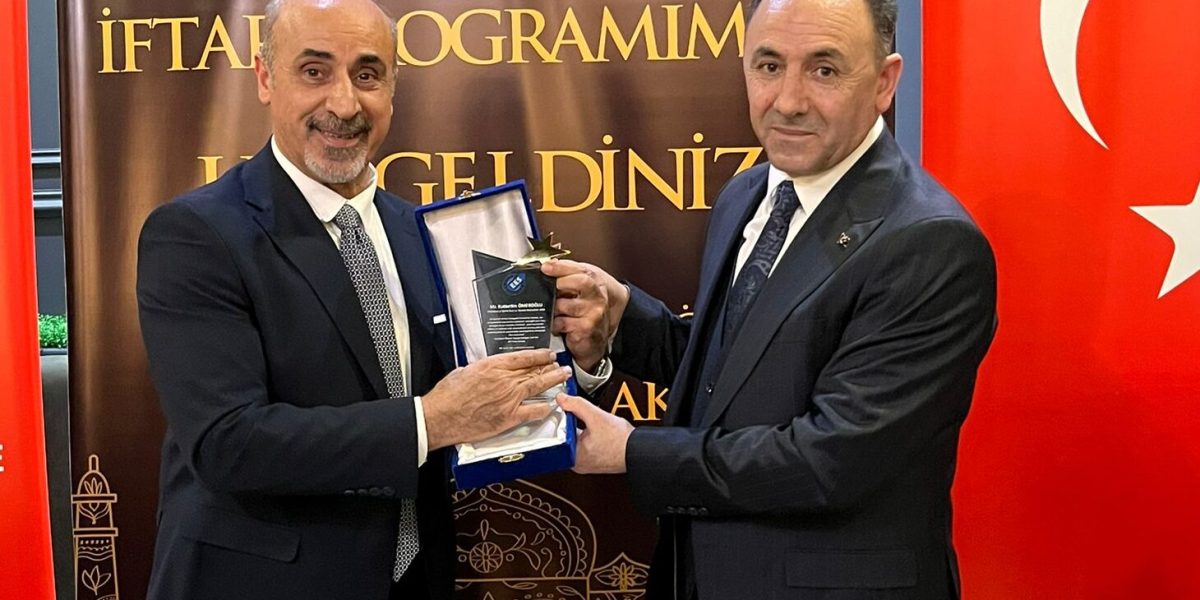 Vakfımız Genel Başkanı Kutbettin Ömeroğlu, Avrupa Ekonomik Senato Üyesi İraj Alipour tarafından vakfımız adına plaketle onurlandırıldı.