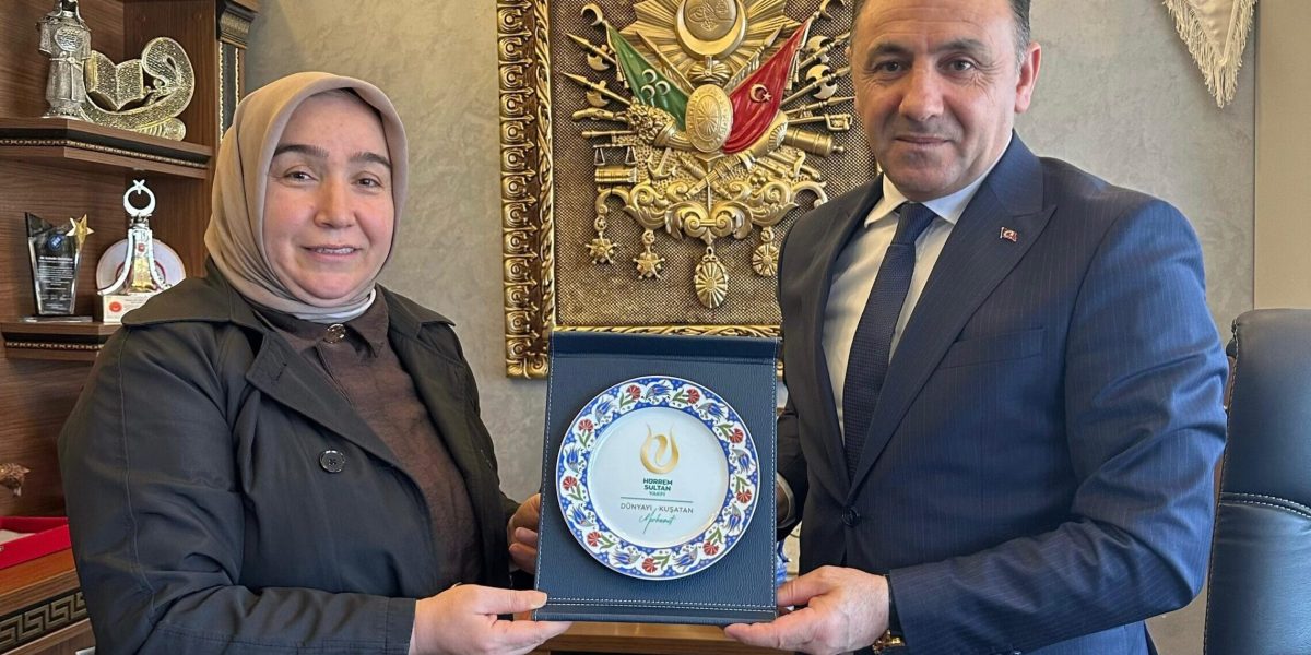 Şehitler Haftası kapsamında, Hürrem Sultan Vakfı tarafından Genel Başkanımız Kutbettin Ömeroğlu’na ziyaret.